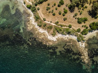 Akdeniz 'in su yüzeyi. Deniz tabanı dalgaların arasından görülebilir. Temiz su kavramı.