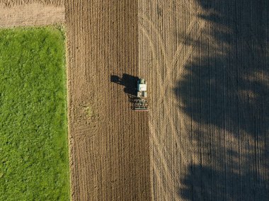 İsviçre 'deki tarım arazisindeki hasatçının hava görüntüsü
