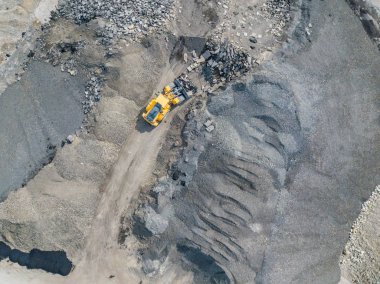 Ham madde taşımacılığı için açık çakıl ocağındaki taşıma bandının hava görüntüsü
