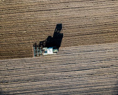 İsviçre 'deki tarım arazisindeki hasatçının hava görüntüsü