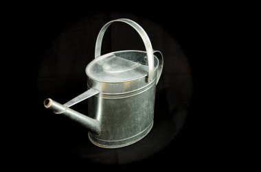 Eski metalik sulama kutusu siyah arkaplan önünde izole edilir 