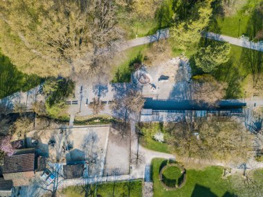 Oyun parkı olan parkın havadan görüntüsü