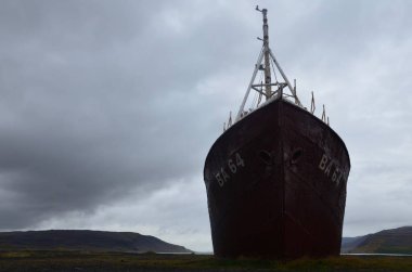 İzlanda sahilindeki eski gemi enkazı.