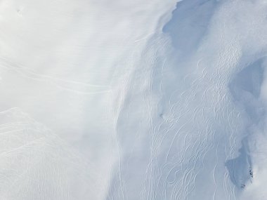 Karda kayak izlerinin hava görüntüsü. Toz içinde taşra kayağı