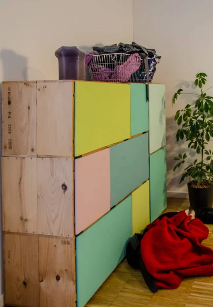 Домашний Шкаф Винных Коробок Красочными Дверями Одежды — стоковое фото