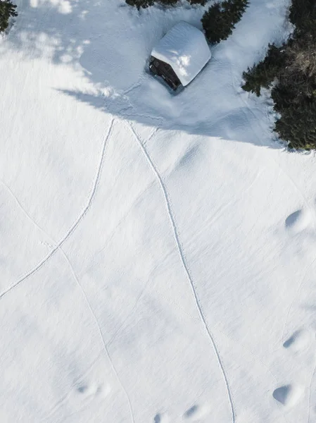 Flygfoto Över Bergsbestigare Vandring Uppåt Med Turskidor Snötäckt Backcountry Begreppet — Stockfoto