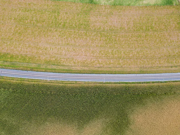 Flygfoto Över Raka Järnvägsspår Genom Jordbruksmark — Stockfoto