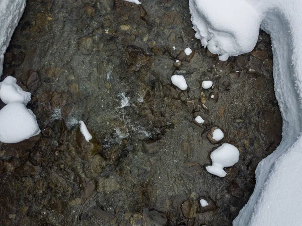 Vista Aérea Rio Thorugh Floresta Coberta Neve Cena Calma — Fotografia de Stock