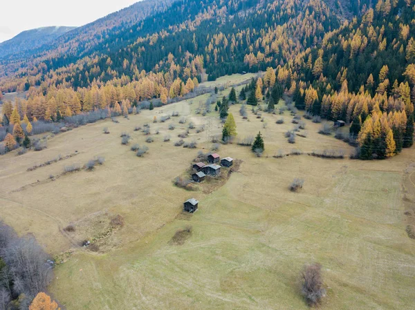 Vista Aérea Aldeia Alpina Suíça — Fotografia de Stock