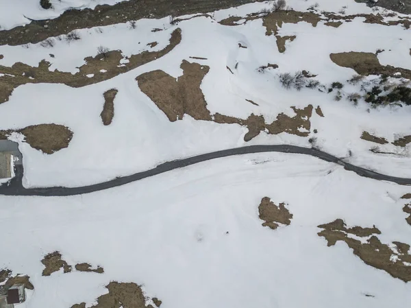 Kış Manzarasında Kavisli Karlı Yolların Havadan Görünüşü — Stok fotoğraf