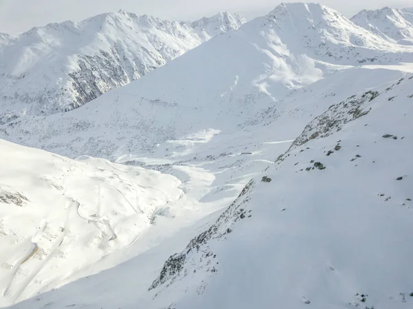 瑞士阿尔卑斯山覆盖雪山的空中景观 — 图库照片