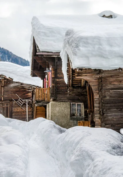 Casas Antiguas Cubiertas Nieve Madera Valle Alpino Suiza —  Fotos de Stock