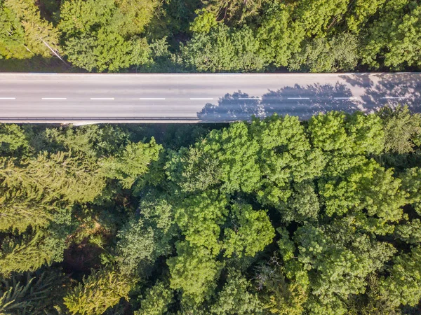 İsviçre 'de Ren nehri boyunca uzanan demiryolu köprüsünün havadan görüntüsü..