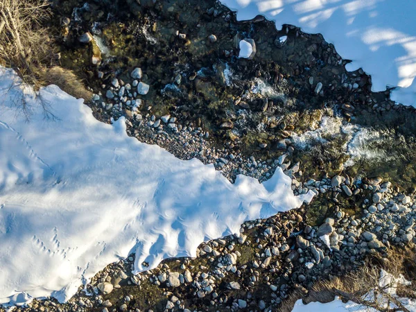 Veduta Aerea Pietre Innevate Nel Fiume Che Scorre Attraverso Inverno — Foto Stock