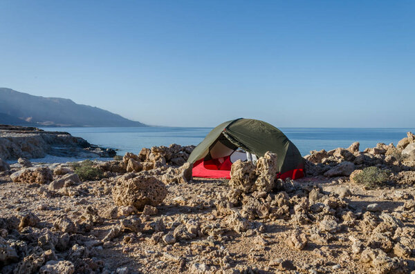 Дикий лагерь в Омане с крошечной палаткой
 