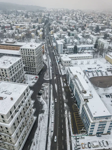 スイス チューリッヒの住宅街の屋根付きの屋根の雪の空中ビュー — ストック写真