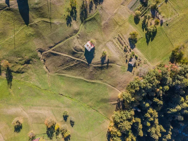 高山地区带小房子和小树的草地的空中景观 — 图库照片