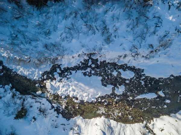 Flygfoto Snötäckta Stenar Floden Rinner Genom Vintern — Stockfoto