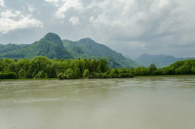 Yeşil ağaçlarla bembeyaz bir arazide Hanın Nehri manzarası 