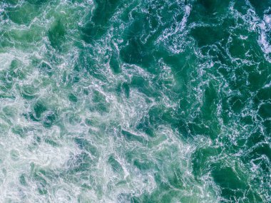 Akdeniz 'in su yüzeyi. Deniz tabanı dalgaların arasından görülebilir. Temiz su kavramı.