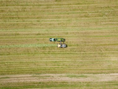 Tarımsal alanda traktör ve hasatçının hava görüntüsü