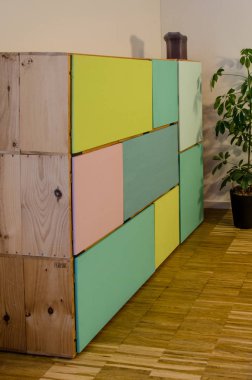 Giysiler için renkli kapıları olan şarap kutularından yapılmış ev yapımı dolap.