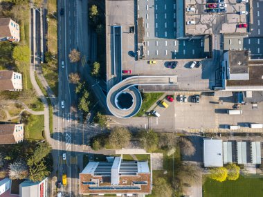 Arabalar için spiral rampalı çatıdaki otoparkın havadan görünüşü