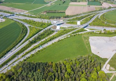 İsviçre 'deki büyük otoyol kavşağının havadan görüntüsü