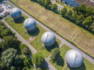 İsviçre 'deki doğal gaz depolama konteynerlerinin hava görüntüsü