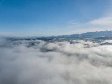 İsviçre 'nin sisle kaplı kırsal manzarasının havadan görünüşü. 