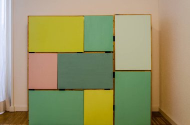 Giysiler için renkli kapıları olan şarap kutularından yapılmış ev yapımı dolap.