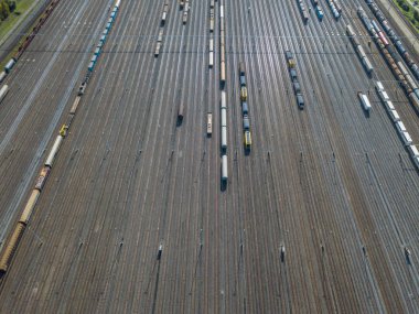 Büyük demiryolu pistinde yük vagonlarının hava görüntüsü. Modern lojistik kavramı