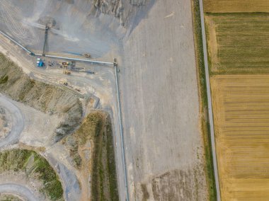 Ham madde taşımacılığı için açık çakıl ocağındaki taşıma bandının hava görüntüsü