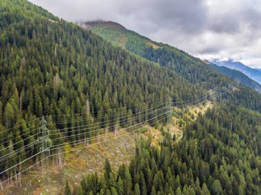 İsviçre 'nin dağlık bölgesindeki elektrik hattı direğinin hava görüntüsü