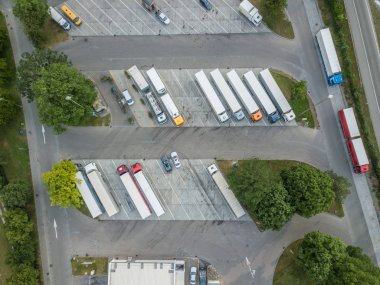 İsviçre 'deki kamyon parkının havadan görüntüsü