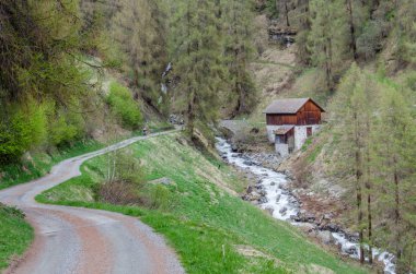 İsviçre 'deki dağlık arazide küçük bir yol