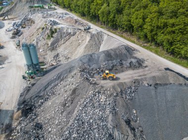 İnşaat alanındaki büyük kazıcının hava görüntüsü.