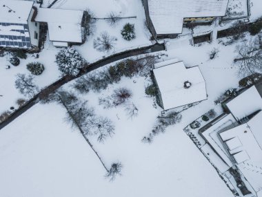 Alp bölgesindeki terk edilmiş kulübelerin havadan görüntüsü. İsviçre dağı