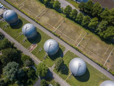 İsviçre 'deki doğal gaz depolama konteynerlerinin hava görüntüsü