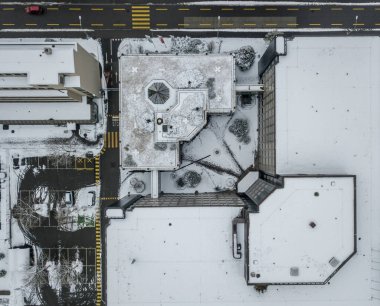 İsviçre 'nin Zürih kentindeki yerleşim yerlerinde kar manzaralı çatılar