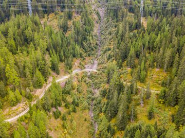 Beyaz sığınak çatısının havadan görünüşü çadır gibi. Parkta piknik ve şömine.
