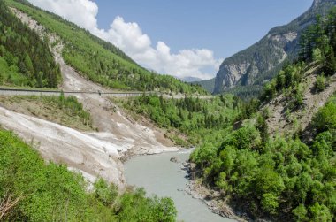 İsviçre 'deki Inn nehrinin arka planda dağ manzarası
