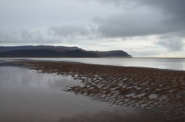 Ufku ve dağları olan İzlanda plajı