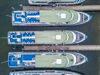 Limandaki yolcu feribotunun hava görüntüsü. İniş yapan gemiler 