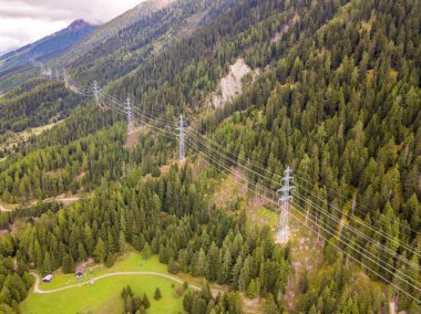 İsviçre 'nin dağlık bölgesindeki elektrik hattı direğinin hava görüntüsü