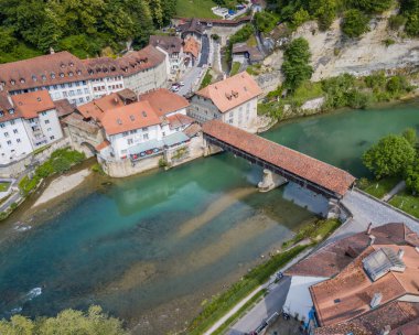 İsviçre 'deki eski ortaçağ şehri Fribourg' un havadan görünüşü