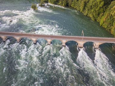İsviçre 'de Ren nehri boyunca uzanan demiryolu köprüsünün havadan görüntüsü..