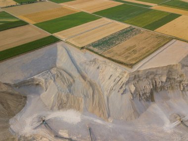 Ham madde taşımacılığı için açık çakıl ocağındaki taşıma bandının hava görüntüsü