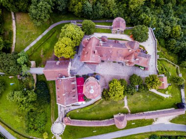 İsviçre 'nin kırsal kesimindeki çiftlik evi ve ahırların havadan görünüşü. Organik tarım kavramı.