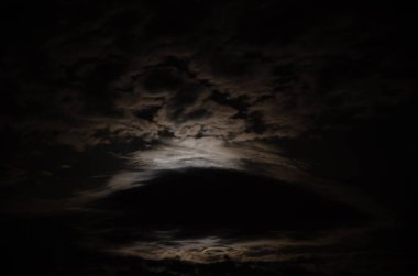 Dramatik bulutlar. Yaz akşamında gün batımı.